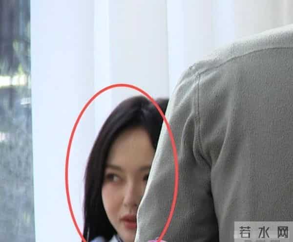 继罗晋父亲葬礼结束后，曝唐嫣状态不对劲，脸部浮肿憔悴到不敢认