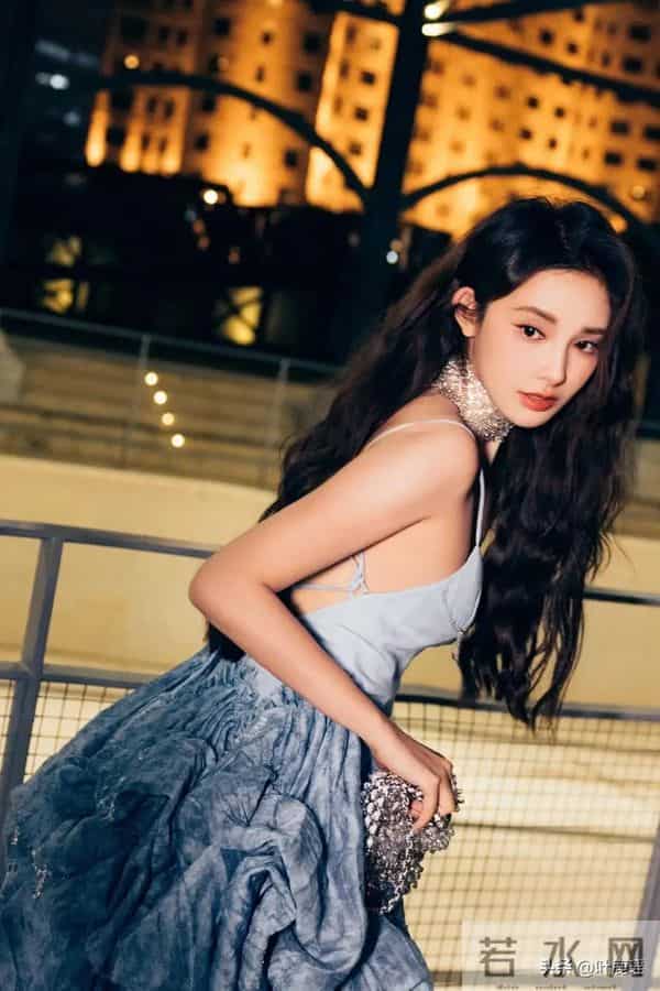 彭小苒 活动礼服造型 抹胸长裙前短后长凸显大长腿