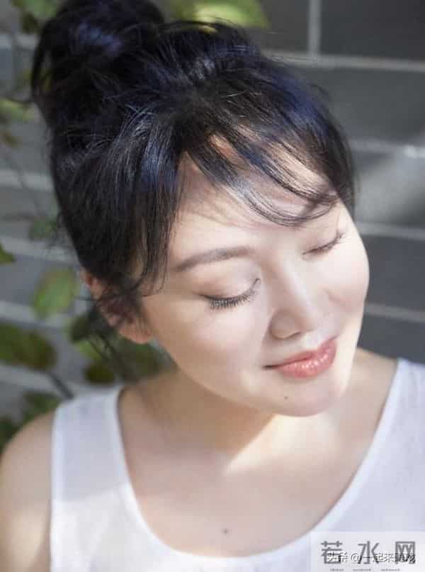 闫妮笑起来的梨涡依旧,眼神清澈明亮,美得如此真实、自然的女神