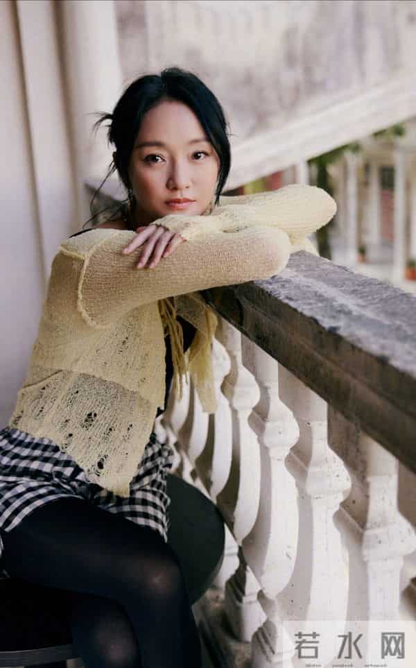 周迅短裤配黑丝袜，娇艳美丽！