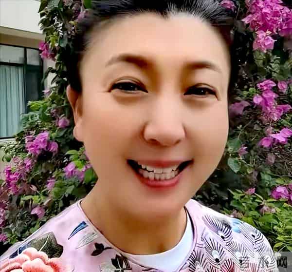 住千万豪宅，却熬夜赚辛苦钱？53岁闫学晶近况，给所有女性提个醒