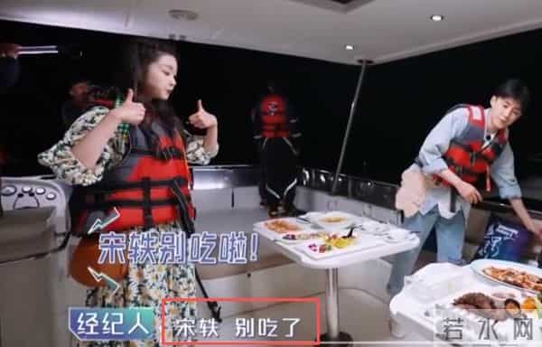 同样是奔三的女星，宋轶深夜素颜白到发光，虞书欣盛装出席被喷丑