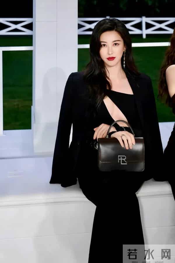 朱珠身着黑色修身连衣裙，胸围傲人搭配黑色外套，简直长腿女神？