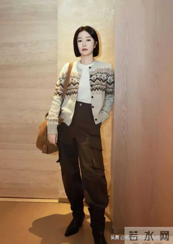46岁秦岚换发型后大回春！穿提花开衫+棕色工装裤 时髦减龄又高级
