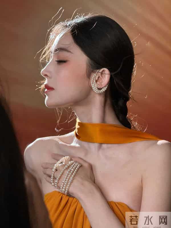 娜扎黄色抹胸长裙