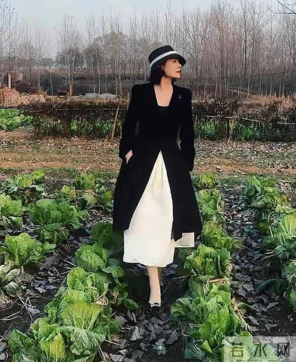 郭晓冬媳妇回临沂莒南，程莉莎穿高跟鞋下地摘白菜，太能“作”了