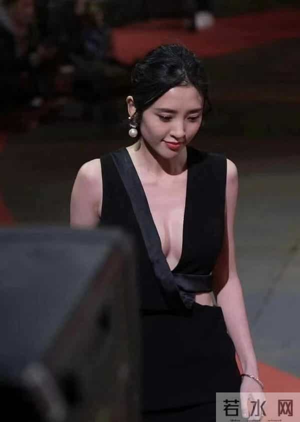 唐艺昕深V秀，美到窒息，张若昀真是好福气