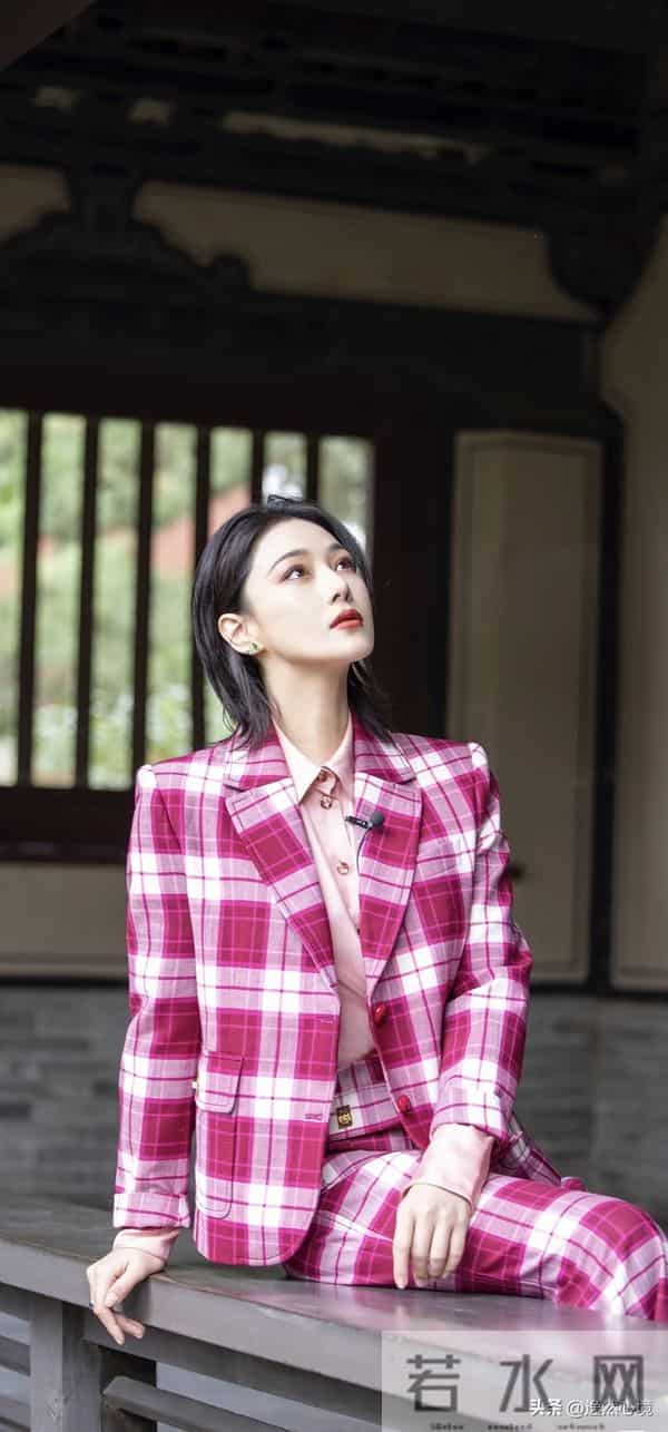 张馨予中国风造型 ‖ 旗袍+格子西装，经典美人胚子