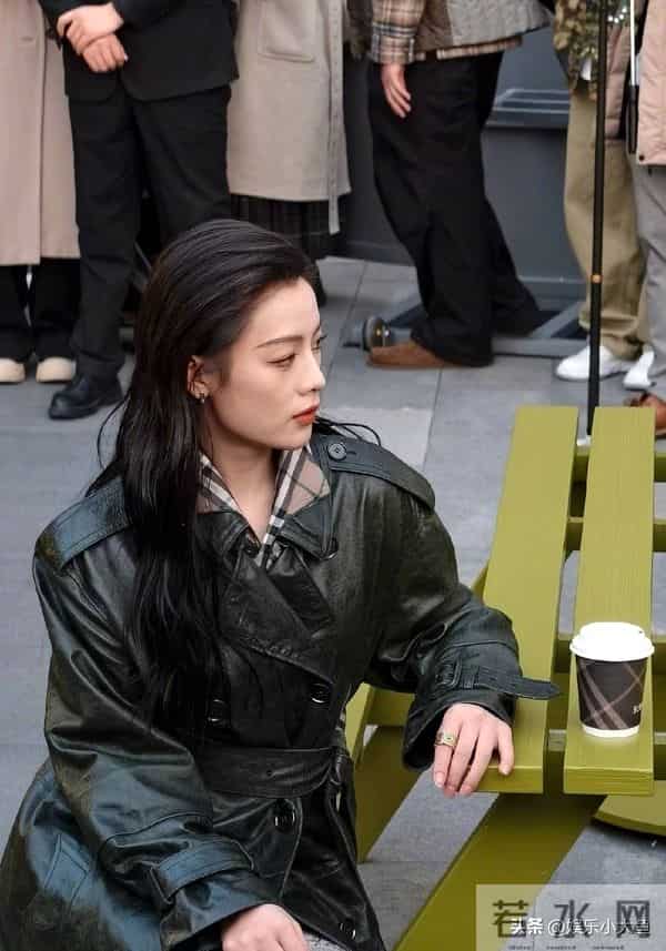 陈丽君现身精品店开幕活动，皮衣配湿发背头，刚柔并济的气质好美