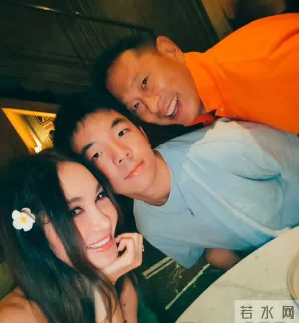 温碧霞校区表演,生图脸僵又肿被嘲巫婆,穿大红袍来回扭硬装少女