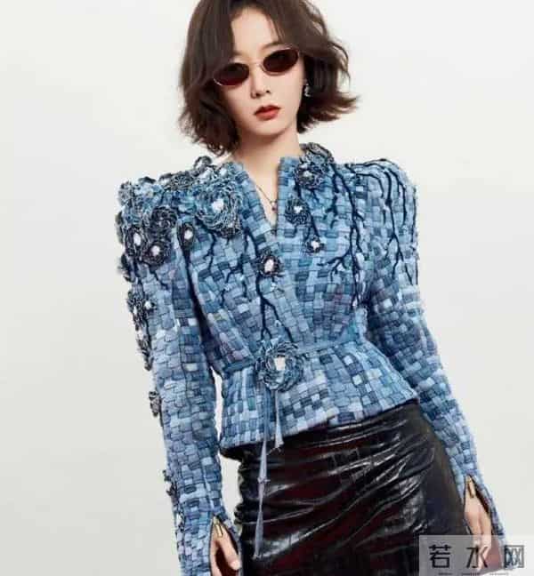 王珞丹开始走靓姐路线了，黑色短裙搭配艳蓝色方格西服尽显青春！