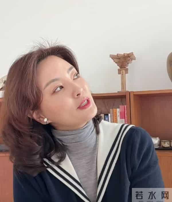 刘芳菲学院风穿搭出镜，卷发搭海军领开衫，优雅又精致