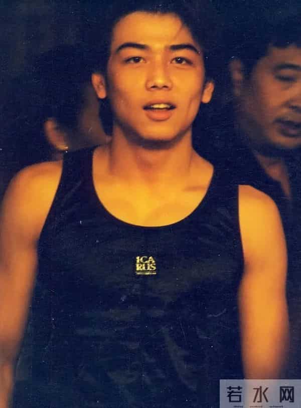 42岁杨烁断崖衰老，生图下脸黑皮松肉垮，走路弯腰驼背没霸总气场