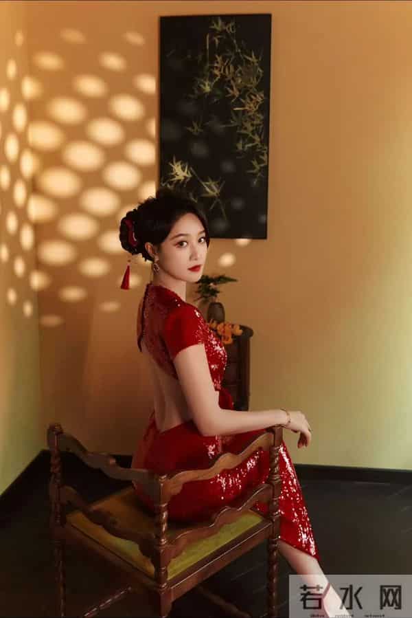 蓝盈莹｜红裙露背装杀疯了！中式氛围感美到失语
