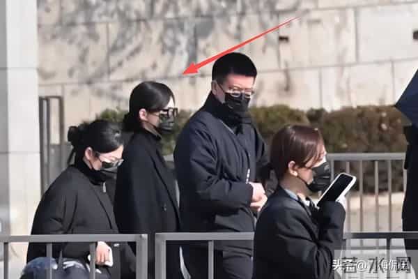 葬礼五天后唐嫣复工，法令纹凹陷状态憔悴，脸肿成发面馒头不敢认