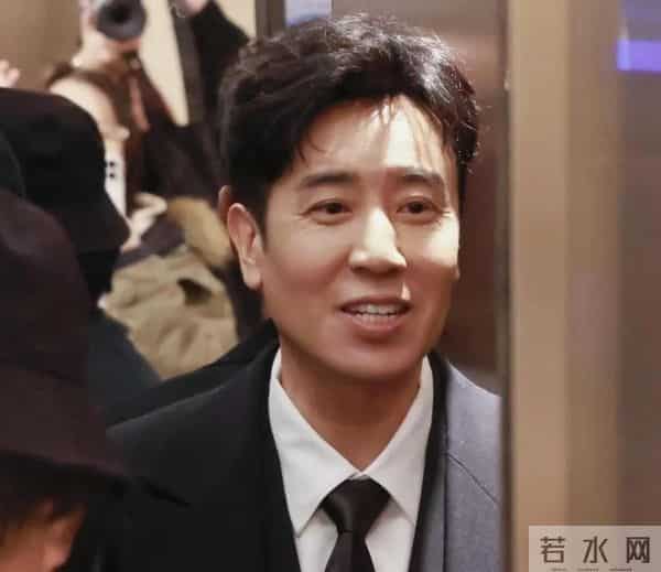 71岁赵雅芝被私生跟踪闯入房间，多次被蹲守冲撞，被迫雇2米保镖