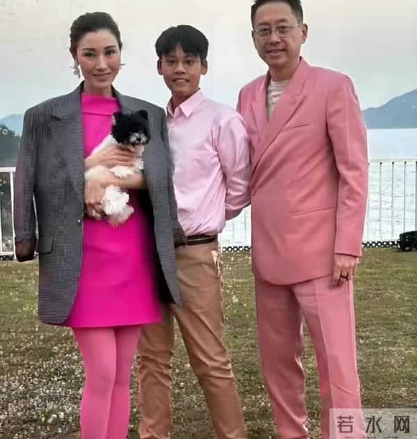 靠妹妹李嘉欣介绍，嫁给十亿富豪的李嘉明，一家人都不是省油的灯