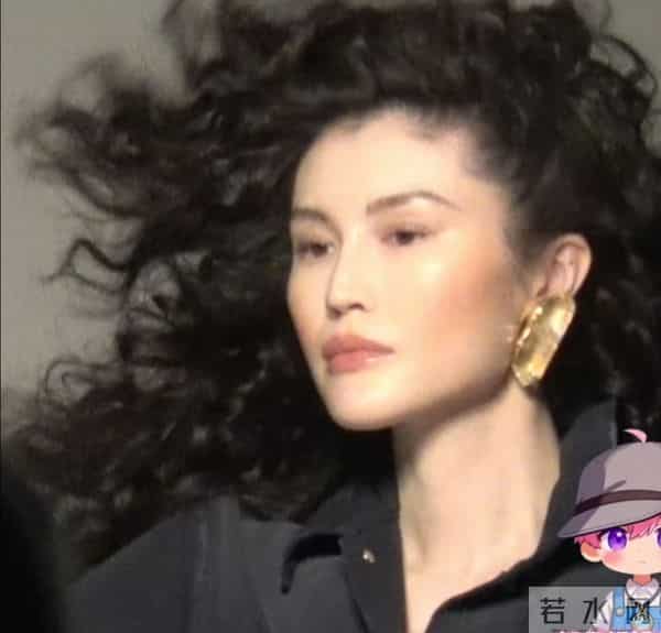 何穗产后复工，烫爆炸头五官变柔和，和陈伟霆交替带娃搭配默契