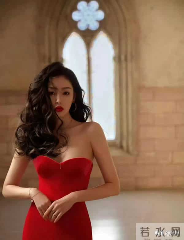 张天爱，身穿红色抹胸裙，艳压群芳