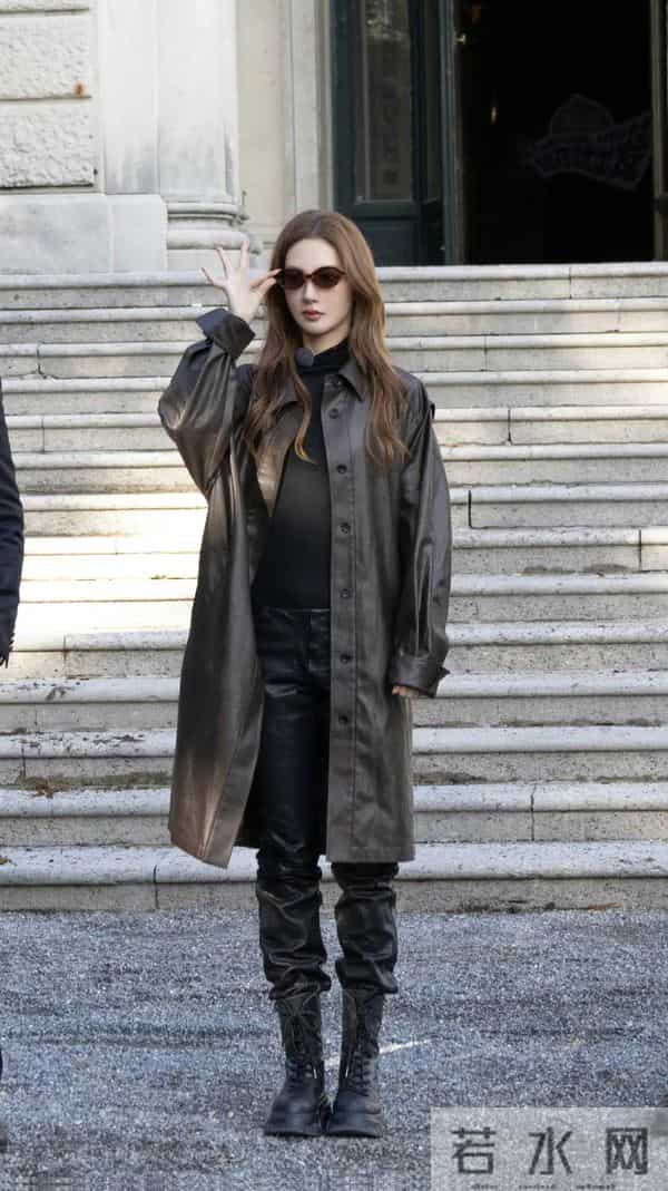 金晨这身打扮和动作，确实有点特工的感觉期待她综艺中精彩的发挥