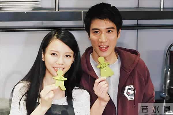 李靓蕾参加许玮甯婚礼,深V长裙抢风头,笑起来嘴很大被嘲讽