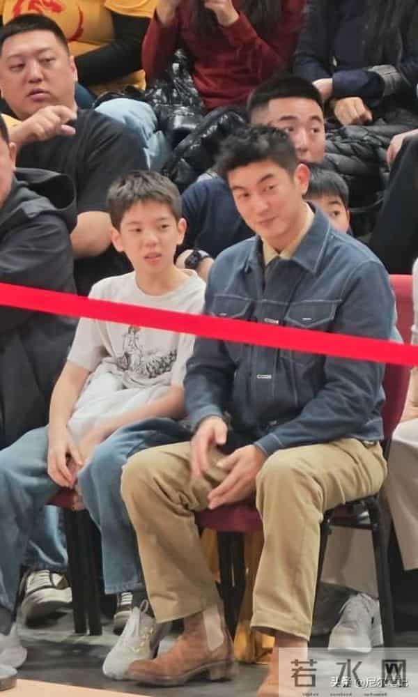 杜江带儿子看篮球，嗯哼与小时候判若两人，摘掉牙套大笑自信多了