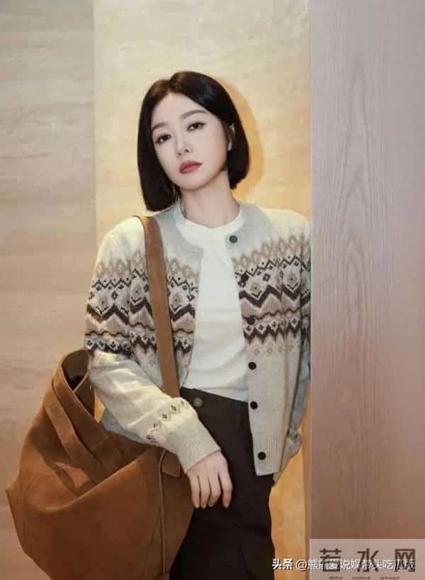 46岁秦岚换发型后大回春！穿提花开衫+棕色工装裤 时髦减龄又高级