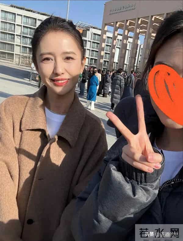 42岁佟丽娅和48岁靳东回中央戏剧学院庆母校75周年 差6岁像两代人