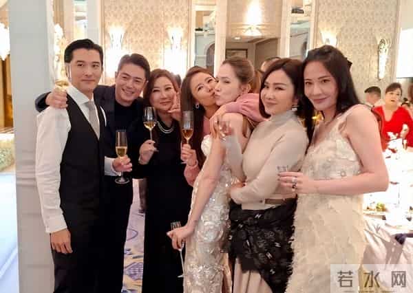 霍建华林心如参加邱泽许玮甯婚礼，霍建华"社恐式营业"表情抢镜