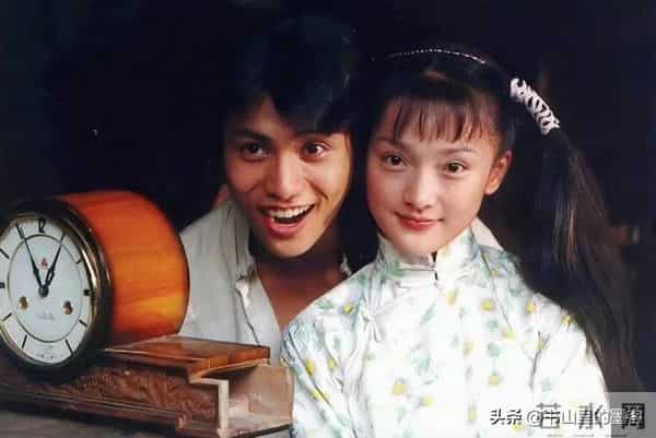 49岁陈坤现状让人心酸，脸垮戴假发，又瘦又黑，独自养娃断崖衰老