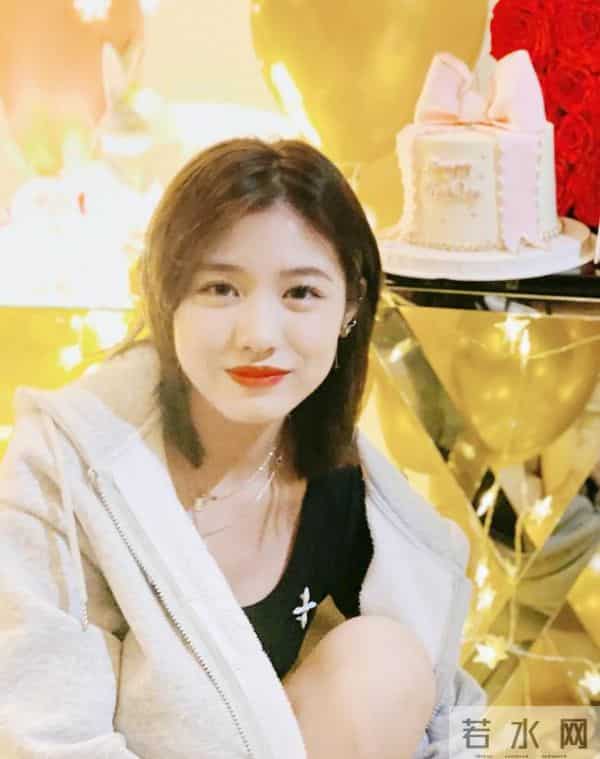 汪峰女儿小苹果早恋，穿沙滩短裤和男友合照，三任后妈章子怡最暖