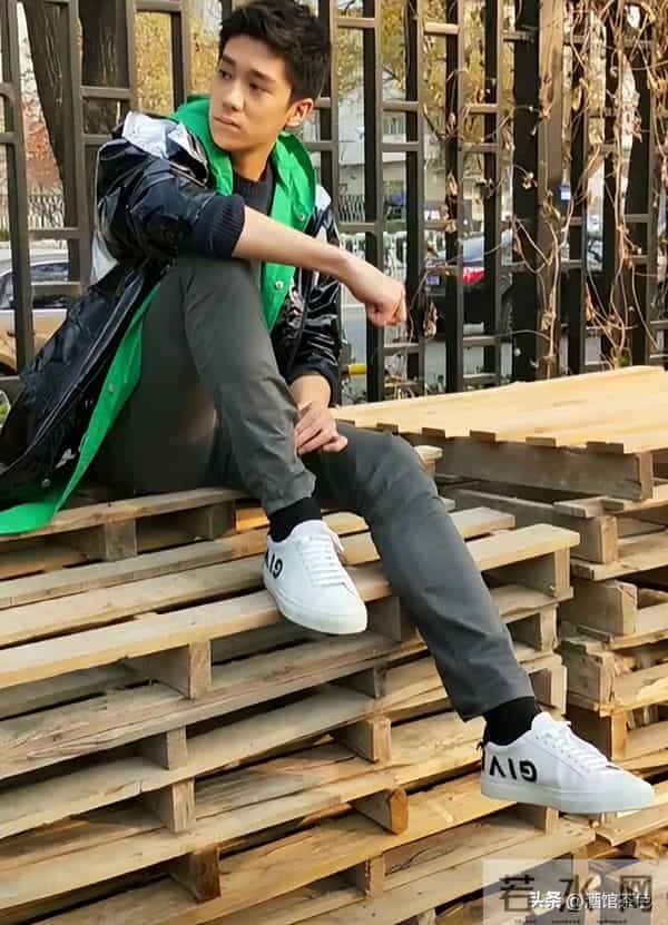 原来他就是许亚军大儿子,中戏毕业1米8大帅哥,和继母长得很像