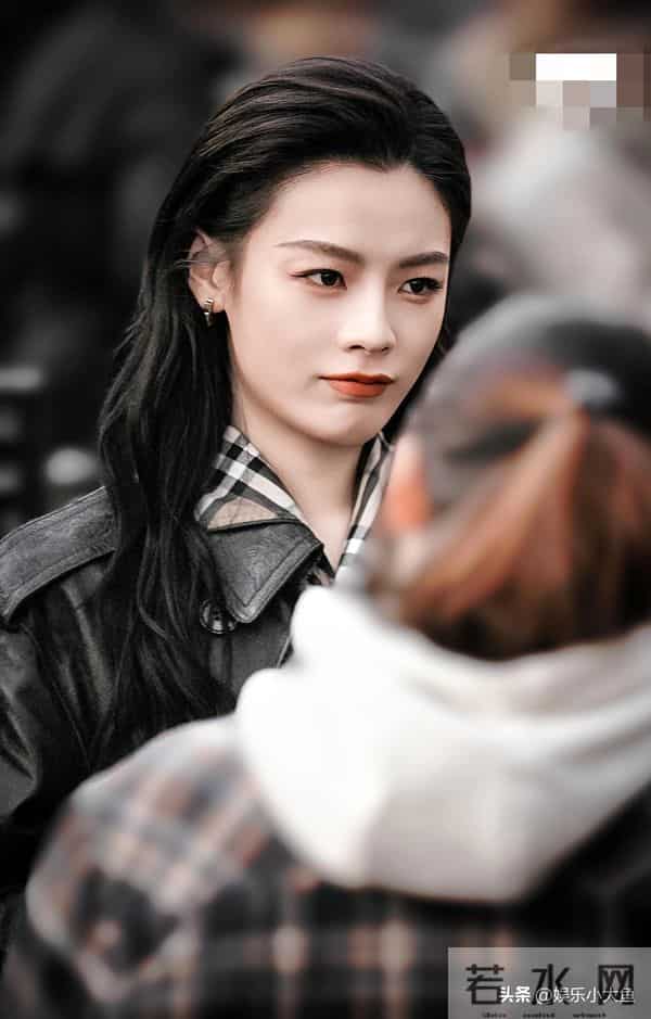 陈丽君现身精品店开幕活动，皮衣配湿发背头，刚柔并济的气质好美