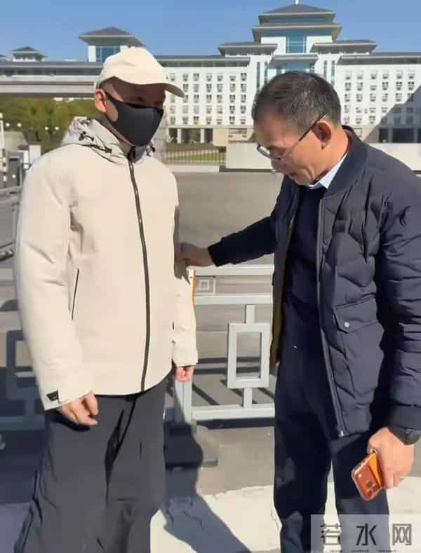 谢岳为浩男庆27岁生日，礼物不贵场面却足够煽情，郑琴现身引热议