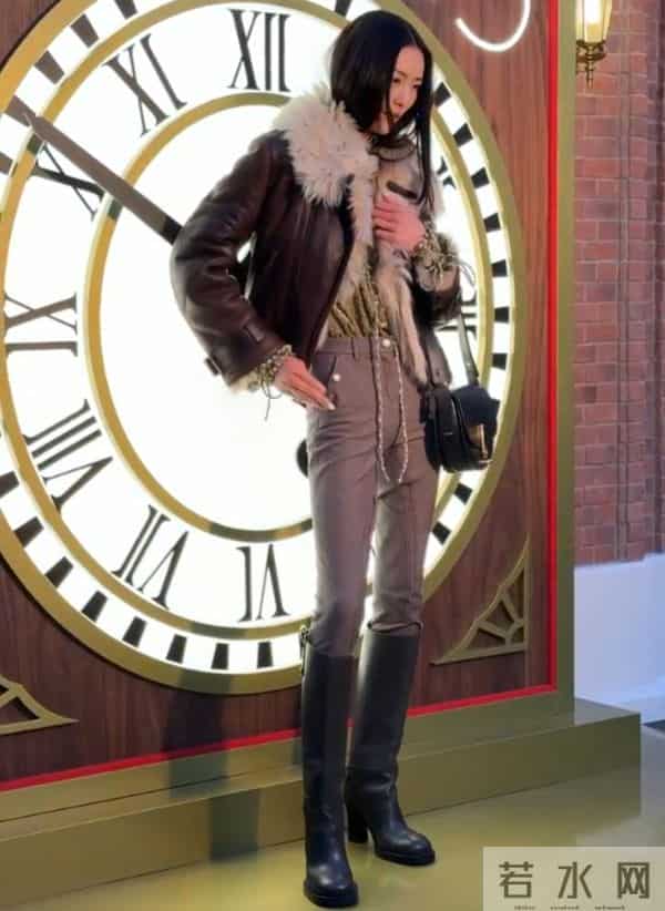 刘雯现身北京活动，深V衬衫配雨靴，扁胸扁屁股好抢眼