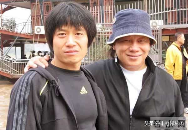 “陈真”梁小龙：定居成都当老板，77岁身手矫健，儿女双全很幸福