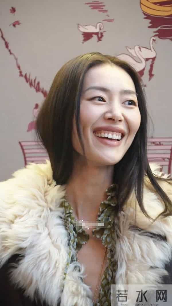 刘雯现身北京活动，深V衬衫配雨靴，扁胸扁屁股好抢眼