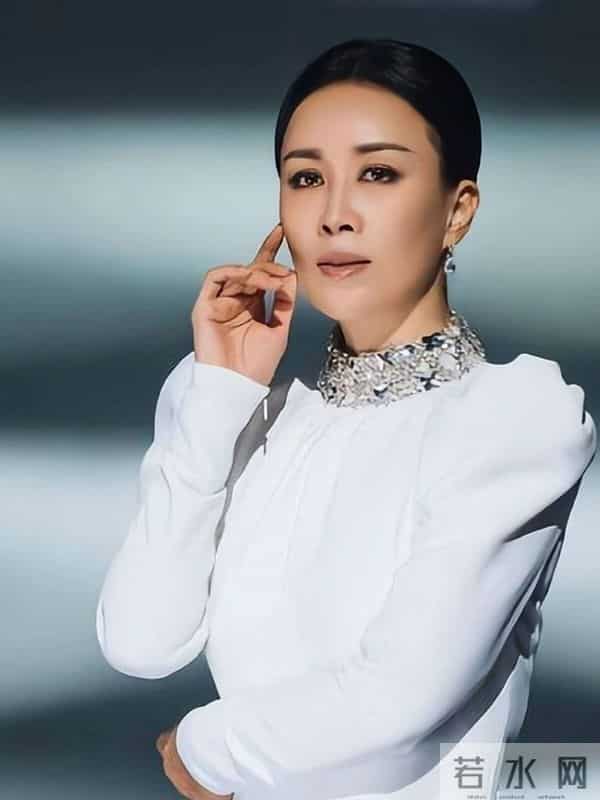 一场生日，戳穿了58岁那英的江湖地位，周深确实一个字都没说错