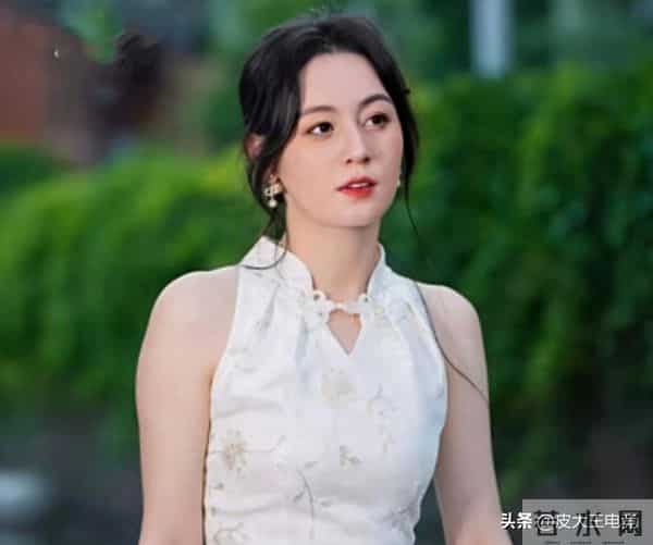 千万网红唐艺登台献唱，男观众高喊唐老鸭，中止表演要求观众道歉