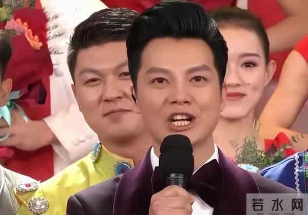 他娶了身价过亿女富豪，45岁再当爹，但去世的父亲成了他的心病