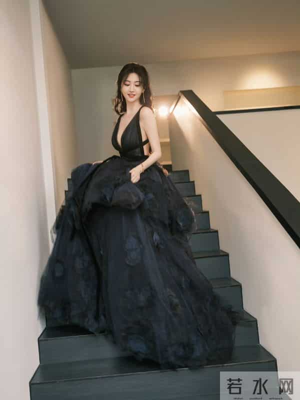 景甜一袭深V露背长裙性感妩媚