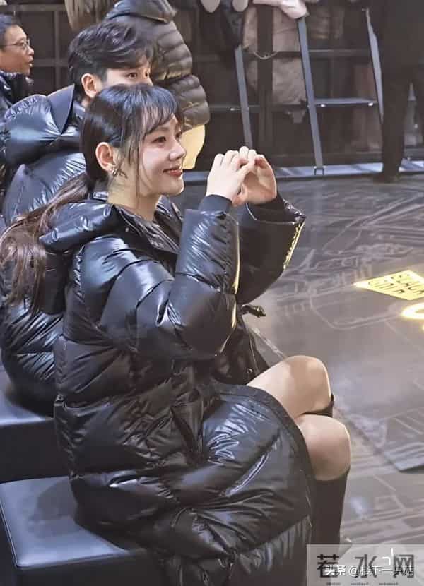 于晓光夫妻合体捞金 46岁秋瓷炫紧身短裙 空气刘海 笑容甜美似少女