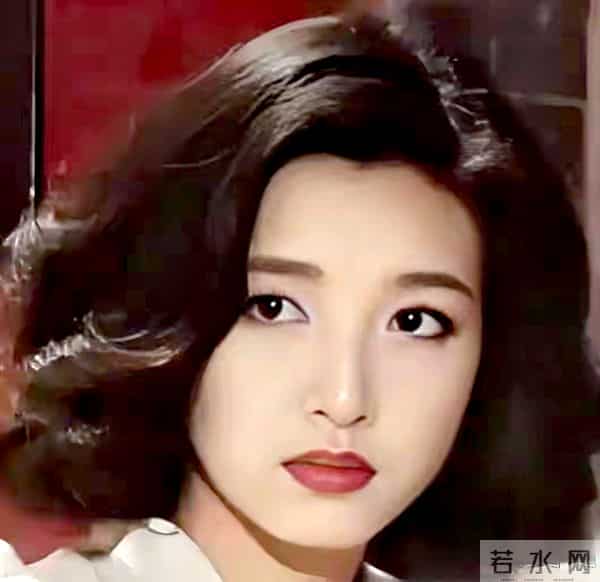 57岁江珊白发造型美哭全网!网友力赞:这才是女人最高级的美