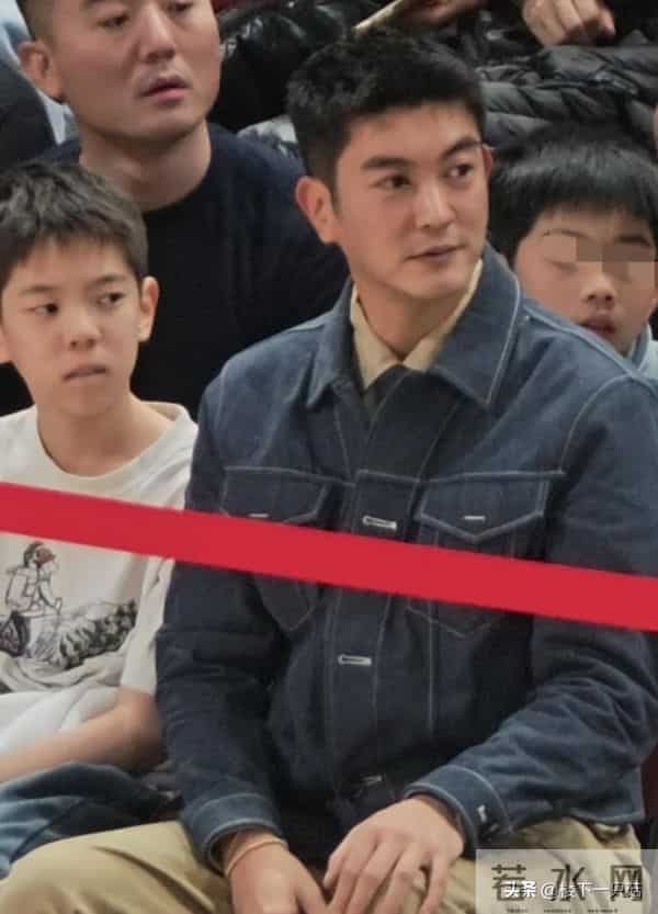 12岁嗯哼下巴后缩 小小一只 没有遗传双眼皮 脸型像杜江 五官像霍思燕