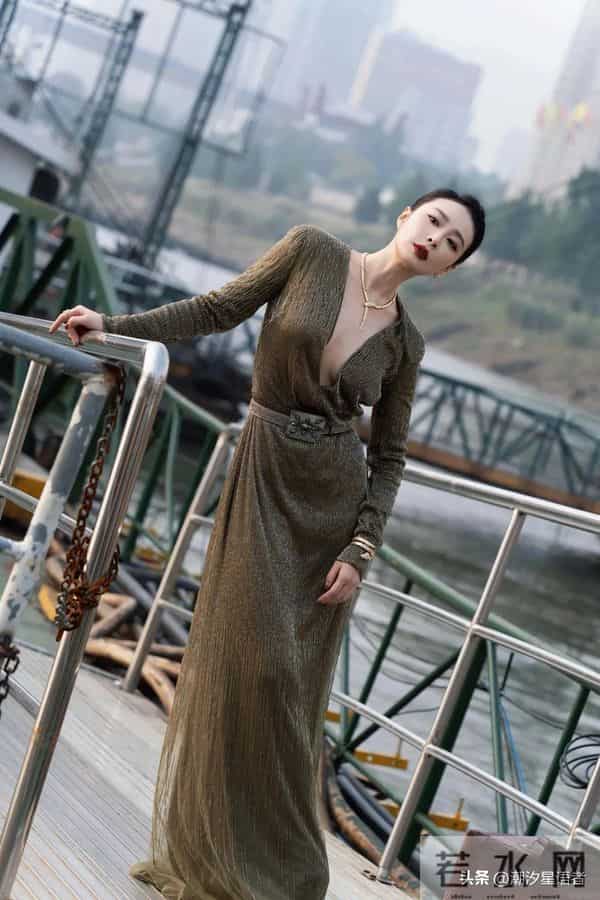 高叶新造型杀疯：“大嫂”的闪裙红唇，贵气是装不出来的