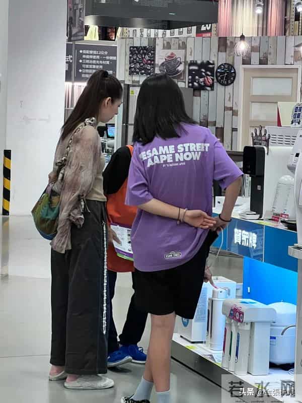 郭碧婷三亚走秀，双目无神被张予曦抢风头，曾曝女儿被同学孤立