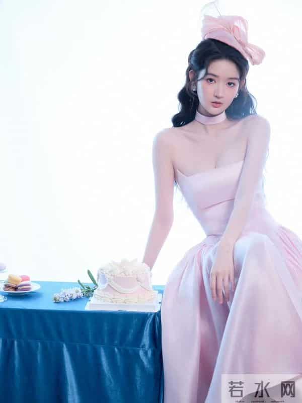 王玉雯抹胸粉粉嫩嫩