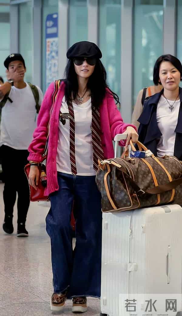 张柏芝玫红针织衫叠搭白T配牛仔裤，减龄又兼具高级感。