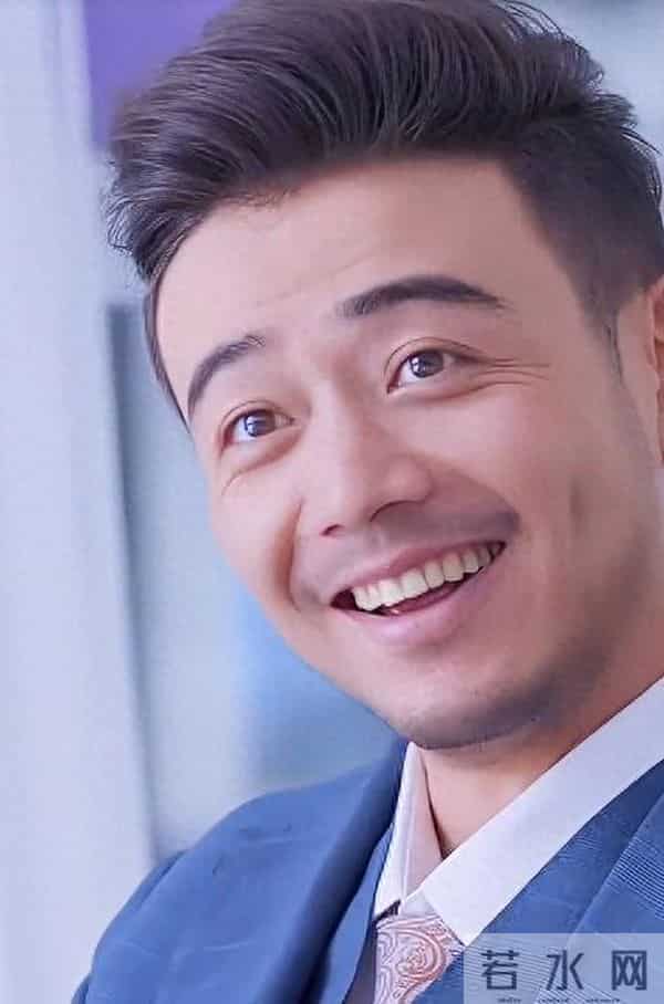 42岁杨烁断崖衰老，生图下脸黑皮松肉垮，走路弯腰驼背没霸总气场