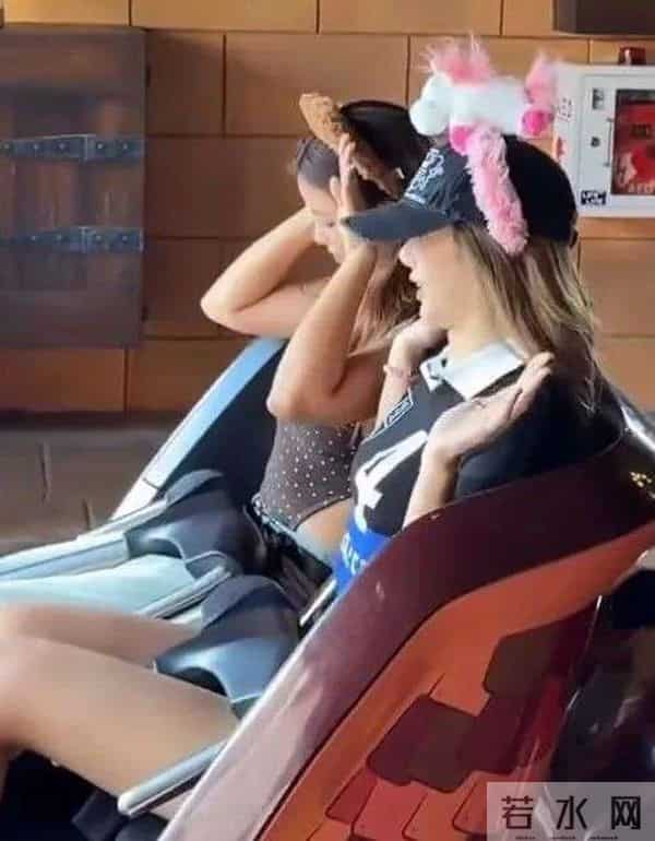 Lisa现身新加坡环球影城，笑容超甜，粉丝们疯狂追逐